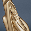 Jeune fille aux mains repliées