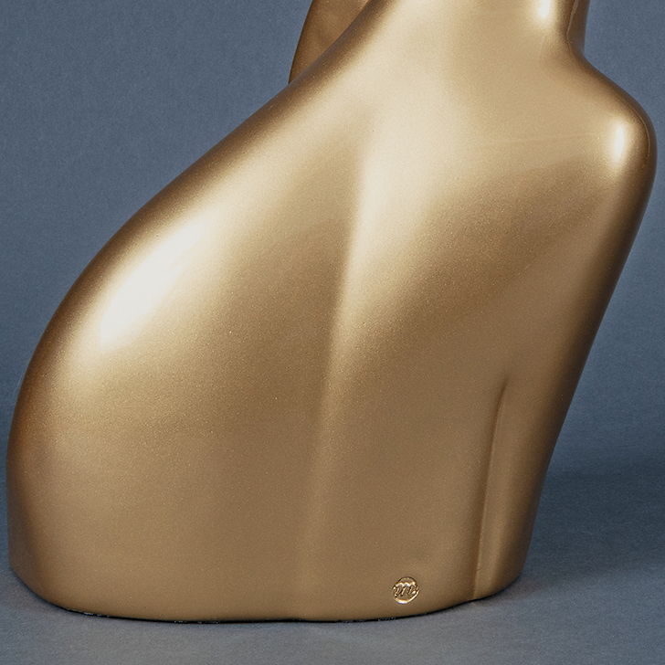 Jeune fille aux mains repliées