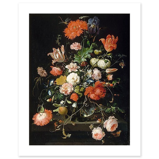 Fleurs dans une carafe de cristal placé sur un piédestal en pierre avec une libellule (affiches d'art)