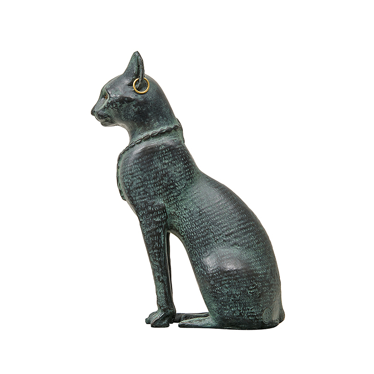 Chatte Bastet aux boucles d'oreilles